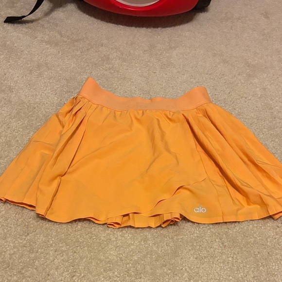 ALO Yoga Women's Aces Tennis Skirt in orange Canteloupe size XS - Picture 3 of 6